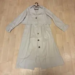 ライトグレー ダブルブレスト トレンチコート