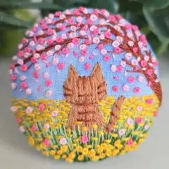 #098　風景　桜　猫　刺繍ブローチ　ハンドメイド　くるみボタン