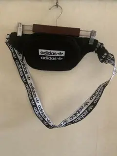 adidas ボディバッグ 黒