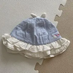 フリル付き水色ベビー帽子
