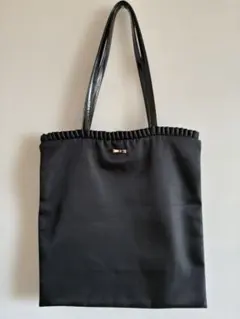 NATURAL BEAUTY BASIC フリル付きブラックトートバッグ