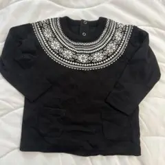 黒い刺繍デザインの長袖カットソー