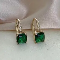 緑色のスクエアフープピアス