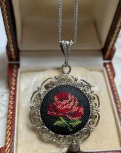 黒地に赤い薔薇 プチポワン刺繍 ネックレス