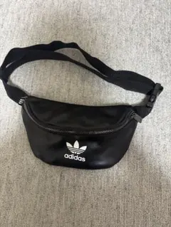 adidas ブラック ボディバッグ