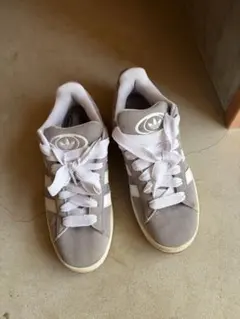 adidas グレー スニーカー 3本ストライプ