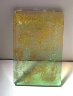 ハンドメイドレジン製 オレンジと緑にオレンジと緑と金色のラメ入り置物