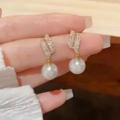 幾何学模様 パール スタッドピアス ジルコン ゴールド 華やか 上品 大ぶりのサムネイル