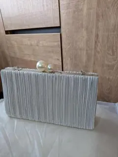 ホワイトプリーツパーティーバッグ