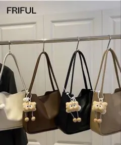 FRIFUL ショルダーバッグ チャーム付きのサムネイル