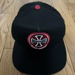 INDEPENDENT 刺繍ロゴ トラッカーキャップ 黒