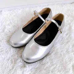 シルバー パンプス 光沢 クッション性 コンフォート ストラップ バレエ