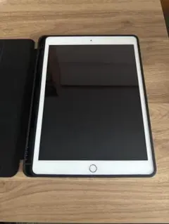 iPad 第7世代　32 Gb 本体 ホワイト ブラックカバー付き