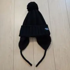 ブラックポンポン付きニット帽 耳あて付き