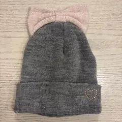 リボン付きグレーとピンクのニット帽