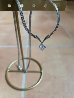 V字型シルバー調ネックレス