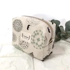 《 小さめ 》綿麻生地 北欧風 な木 ボックスポーチ 未晒し色　＃n1568