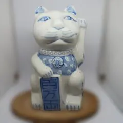 招き猫(白) (左手)陶磁器染付花柄置物 木台付のサムネイル