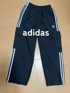 adidas ストライプ カーゴパンツ 黒