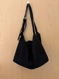 黒いボックス型ショルダーバッグ