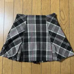 黒と赤のチェック柄プリーツスカート