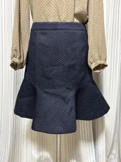 BEAMS ネイビー ヘリンボーン柄 フレアスカート 膝丈　膝上丈　日本製のサムネイル