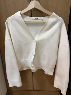 Uniqloアイボリー Vネック クロップドカーディガン