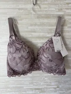 F70」トリンプ プレミアム レッドレーベル うねる水 花びら ブラジャー