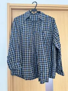 青と黒のチェック柄長袖シャツ