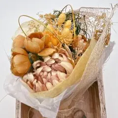 色とりどりの花が咲き誇る＊ドライフラワー風ブーケ♪　両手より少し大きめのサイズ感