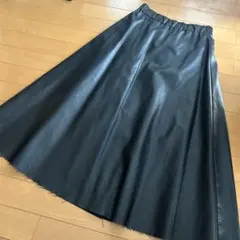 ◆新品未使用◆ブラック 合成皮革 裾切りっぱなしデザインAラインスカート