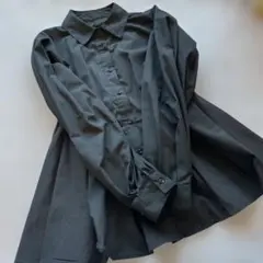 黒の長袖シャツ