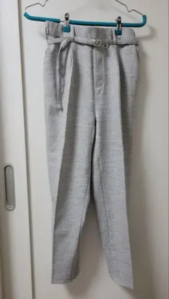 グレー夏物テーパードパンツ