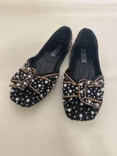 パール装飾のブラックフラットシューズ
