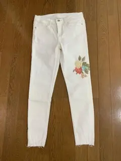 ZARA オシャレなダメージ加工　刺繍デニムパンツ　未使用