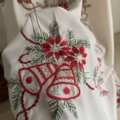 赤いベルとポインセチア刺繍のクリスマステーブルクロス