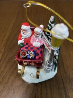 サンタとソリのクリスマスオーナメント