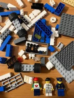 レゴ　ブロックセット ミニフィグ レゴランド、警官3体付き