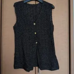 黒いニットベスト Vネック ボタン付き