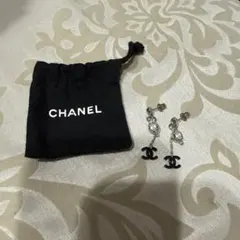 CHANEL ブラックエナメルピアス