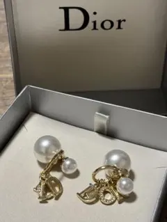 Dior パールスタッドピアス ロゴチャーム付き