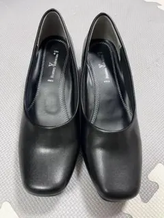 黒いスクエアトゥパンプス