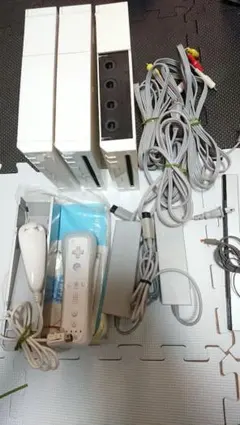wii 3台、コード類まとめ売り　ソフトおまけ