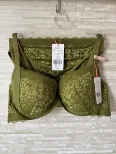 D75&M」トリンプ きゅっと寄せブラ デイジーレース ブラ＆ショーツ