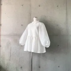 タグ付き新品＊yori シアーティアードブラウス 白 フリーサイズ - メルカリ