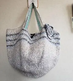 『ハンドメイド』手編みのボーダーのちょっと大きめかご型バッグ