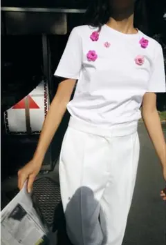Zara 花装飾 ホワイトTシャツ