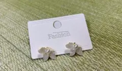 新品　花型パールピアス　ハーフフラワー　上品可愛い