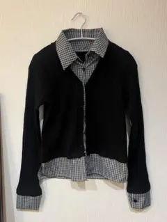 黒とチェック柄の長袖ニット