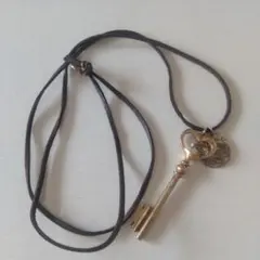 鍵モチーフ ネックレス レザーコード